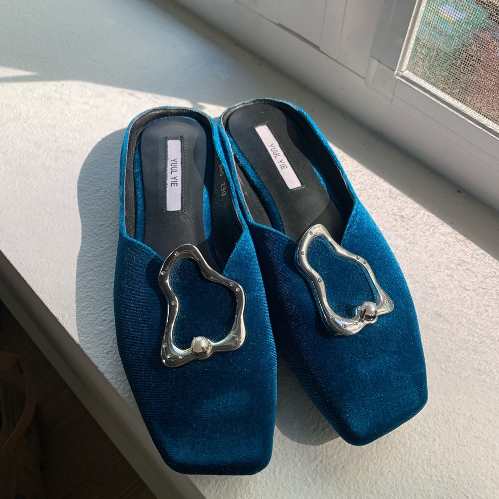 YUUL YIE Velvet Turquoise Pearl Mules Flats 36 5.5